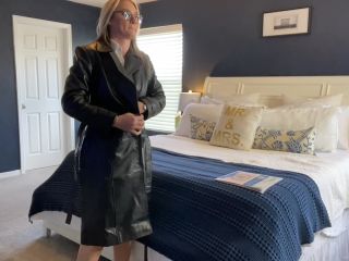 Lauran Vickers - Mommy Ignores You in Leather